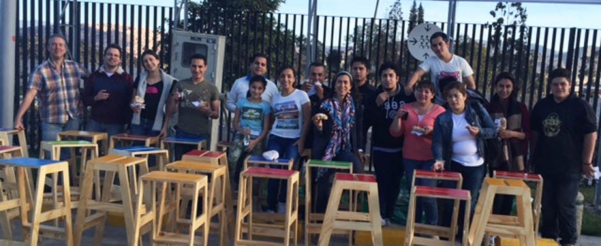 Con equipo de LarrainVial Colombia construimos muebles en escuela vulnerable