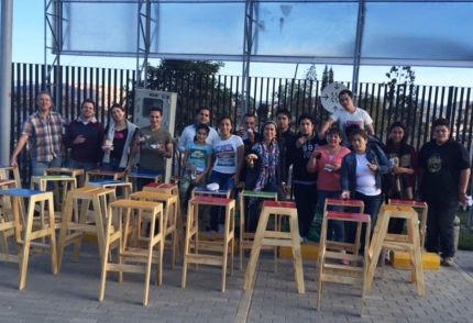 Con equipo de LarrainVial Colombia construimos muebles en escuela vulnerable