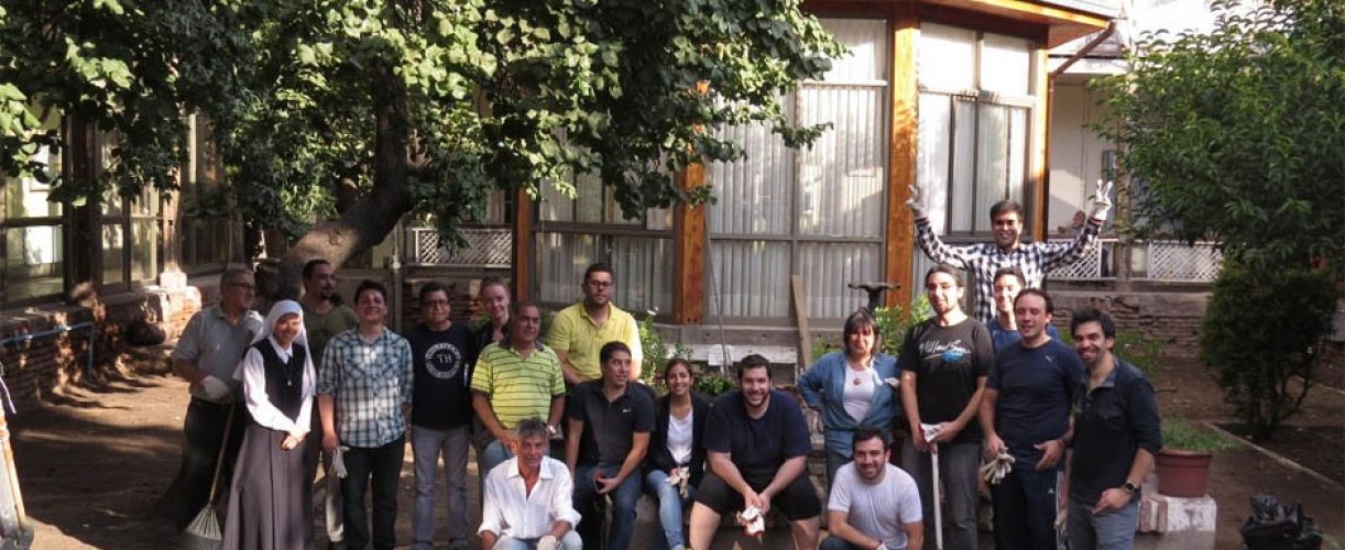Voluntarios de LarrainVial renuevan jardín de hogar de Fundación Las Rosas