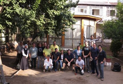 Voluntarios de LarrainVial renuevan jardín de hogar de Fundación Las Rosas