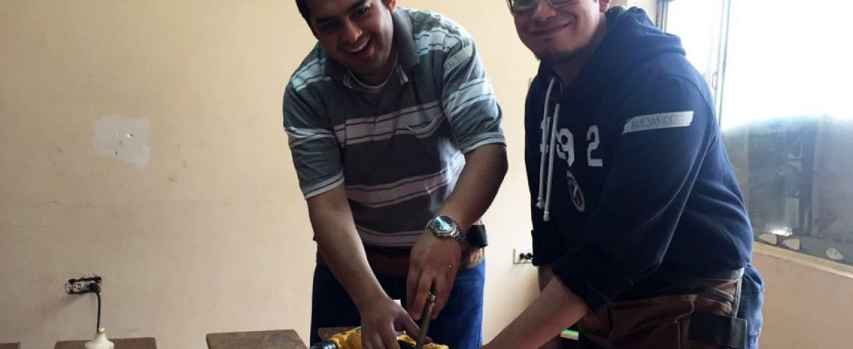 Colaboradores de LarrainVial Colombia construyen muebles escolares