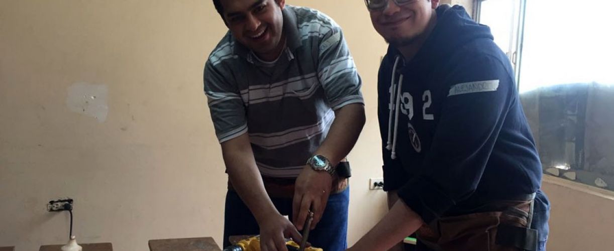 Voluntarios de LarrainVial Colombia construyen muebles en escuela rural