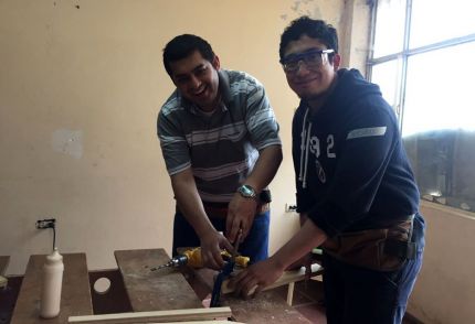 Voluntarios de LarrainVial Colombia construyen muebles en escuela rural