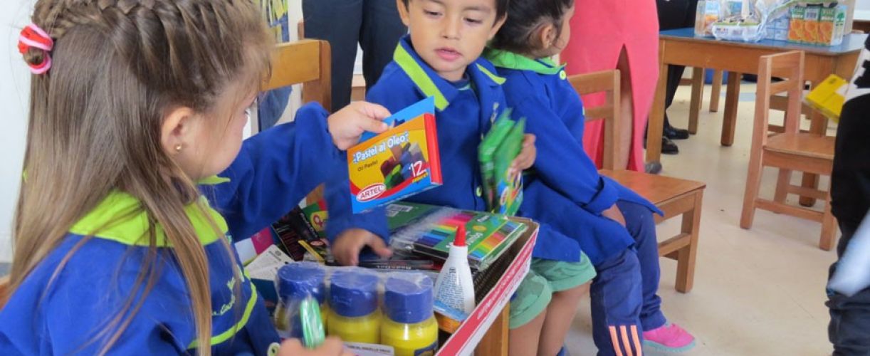 Clientes y colaboradores de LarrainVial regalan útiles para niños del Hogar de Cristo