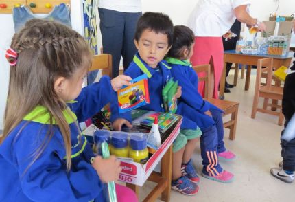 Clientes y colaboradores de LarrainVial regalan útiles para niños del Hogar de Cristo