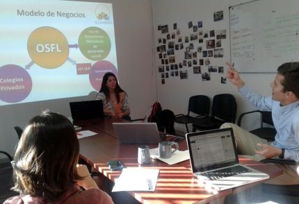 Voluntarios de LarrainVial realizan mentorías a profesionales de Enseña Chile