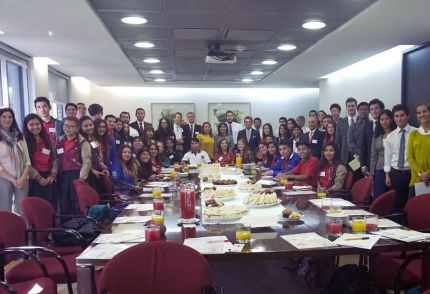 Inicio de tutorías de Belén Educa con ejecutivos de LarrainVial