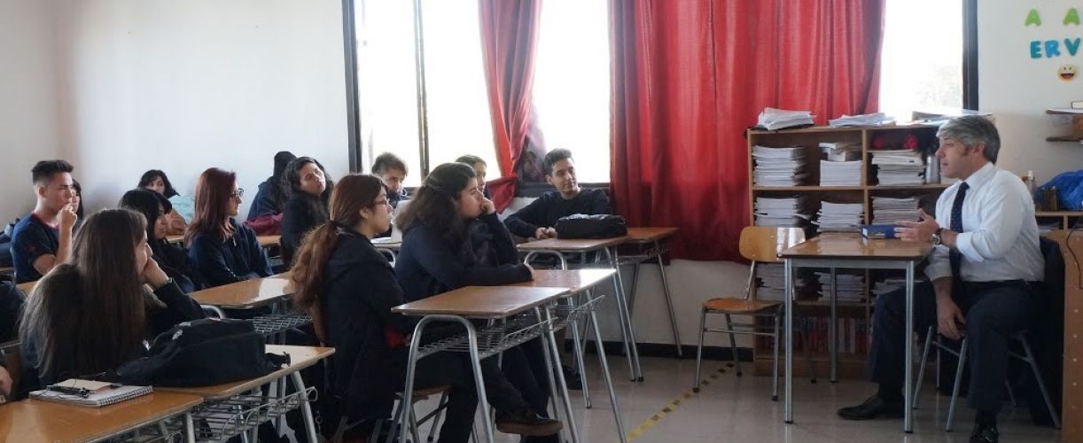 Ejecutivos de LarrainVial dictan charlas magistrales en colegio de Fundación Belén Educa