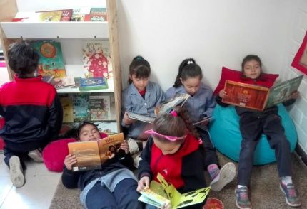 Estudiantes y voluntarios de LarrainVial trabajan juntos para construir bibliotecas