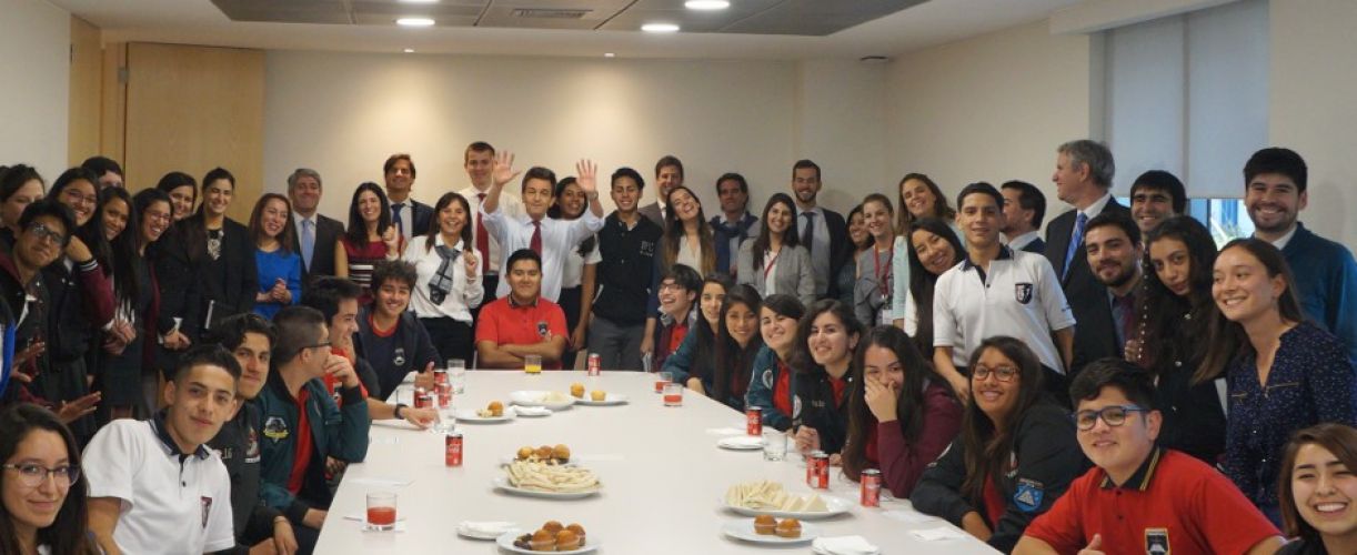 Ejecutivos de LarrainVial se transforman en tutores para alumnos de Belén Educa