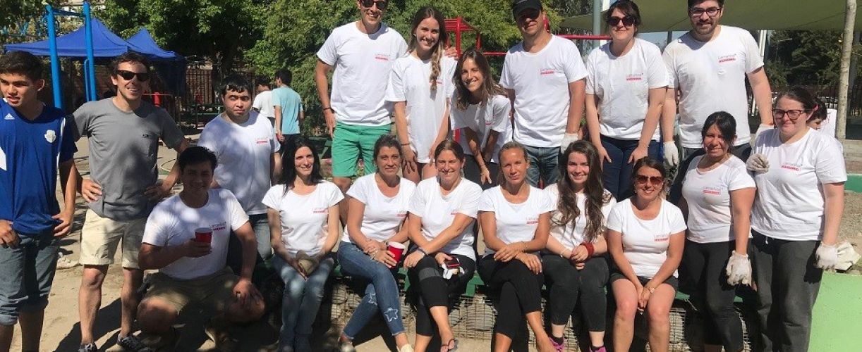 Alumnos y voluntarios construyen sala de clases al aire libre en colegio de la fundación Belén Educa