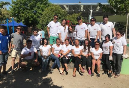 Alumnos y voluntarios construyen sala de clases al aire libre en colegio de la fundación Belén Educa