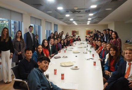 Iniciamos un nuevo año de tutorías de ejecutivos de LarrainVial con Belén Educa