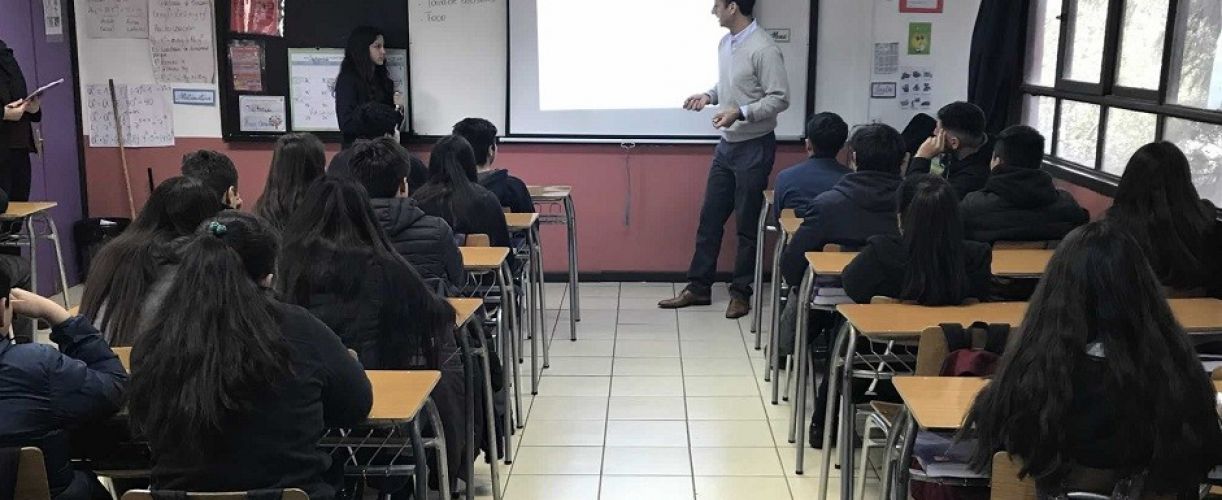 Ejecutivos de LarrainVial participan en Charlas Magistrales con alumnos de colegio de Belén Educa