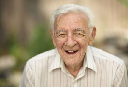 Las iniciativas de LarrainVial para apoyar a los adultos mayores, a quienes saludamos en su día