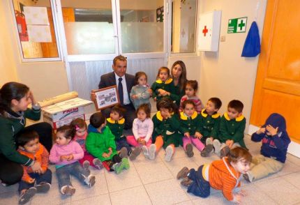Entrega de material didáctico a niños del Hogar de Cristo