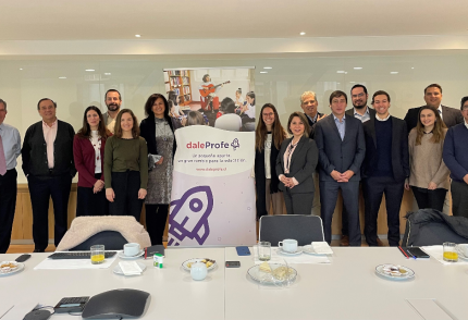 92 colaboradores de LarrainVial se comprometen como socios de DaleProfe