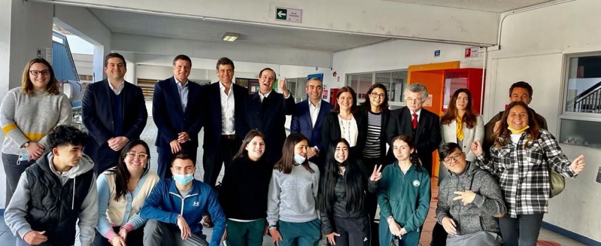 Ejecutivos de LarrainVial dan charlas profesionales a estudiantes de  Fundación Belén Educa