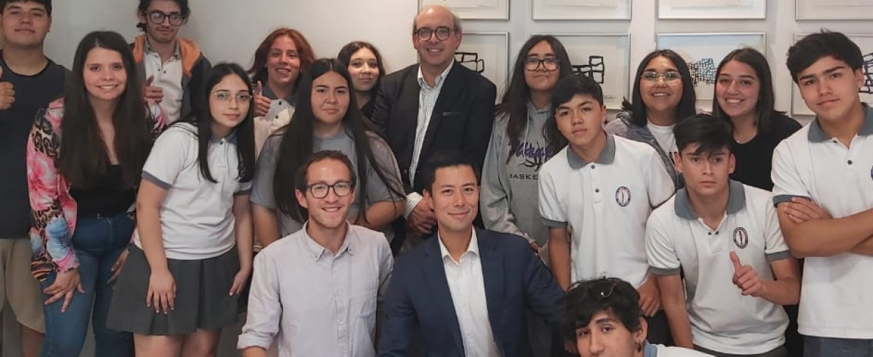Expertos de LarrainVial Asset Management dan charla a estudiantes de enseñanza media.