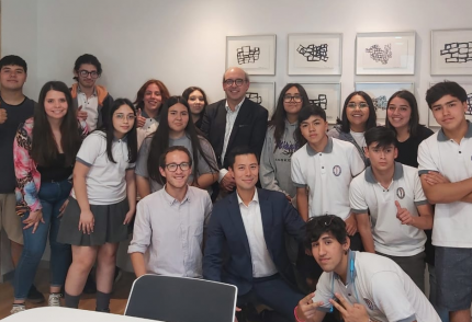 Expertos de LarrainVial Asset Management dan charla a estudiantes de enseñanza media.