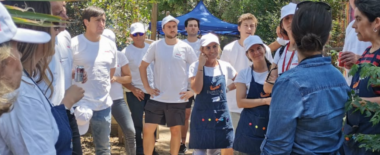 Colaboradores de LarrainVial construyen espacios educativos al aire libre
