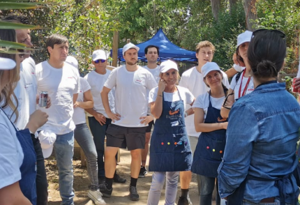 Colaboradores de LarrainVial construyen espacios educativos al aire libre