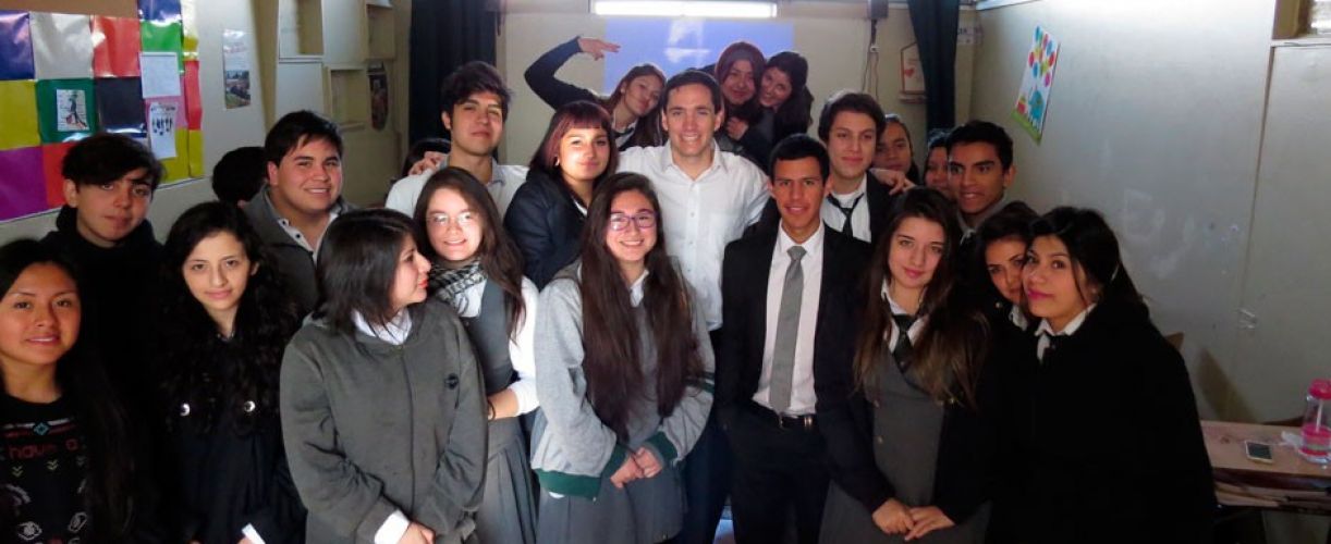 Voluntarios de LarrainVial dan charla sobre "Vocación para elegir una carrera"