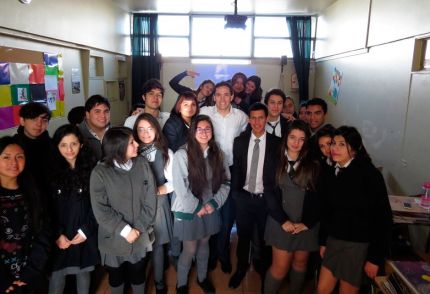 Voluntarios de LarrainVial dan charla sobre "Vocación para elegir una carrera"