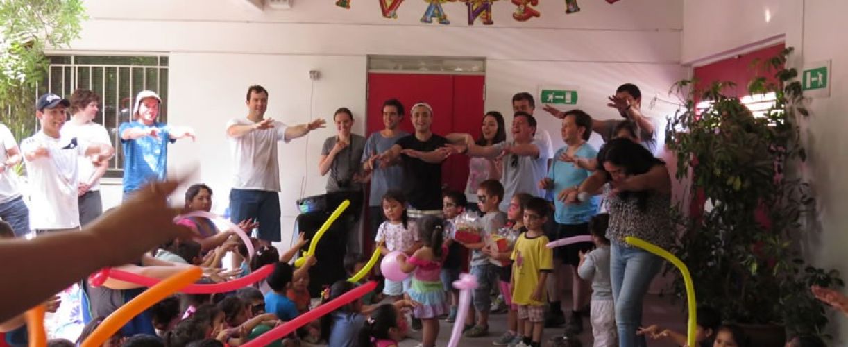 Nuestros voluntarios construyen juegos y áreas verdes en jardín infantil de Puente Alto