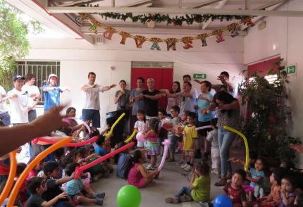 Nuestros voluntarios construyen juegos y áreas verdes en jardín infantil de Puente Alto